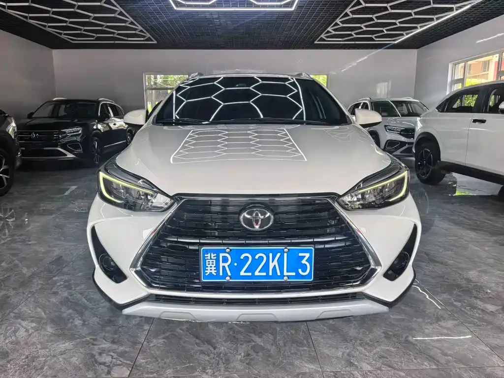 Toyota Yaris L — фото 1
