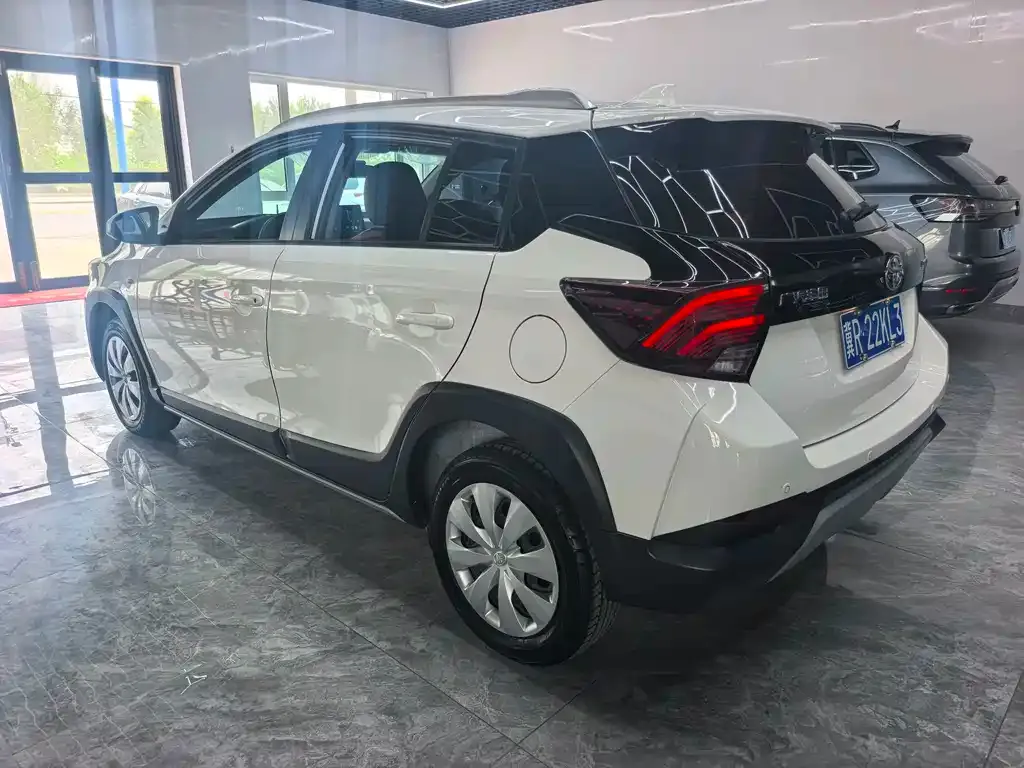 Toyota Yaris L — фото 7