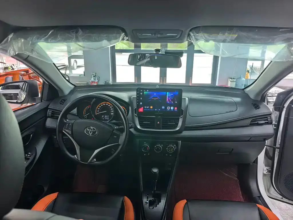 Toyota Yaris L — фото 3