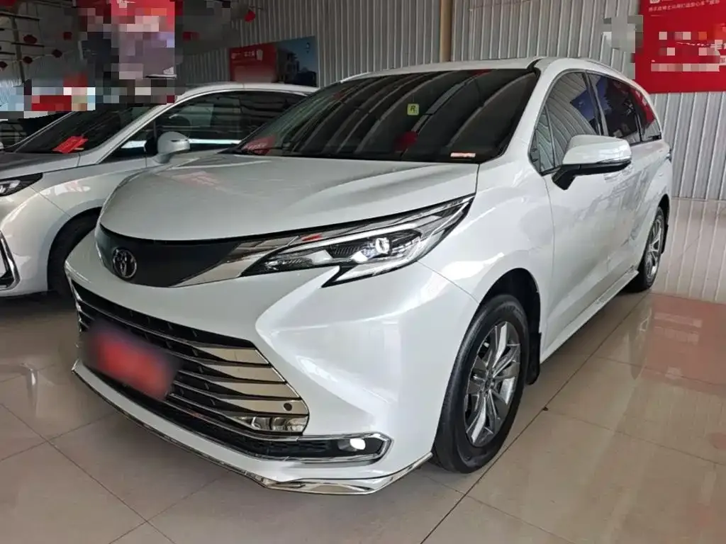Toyota Sienna — фото 1