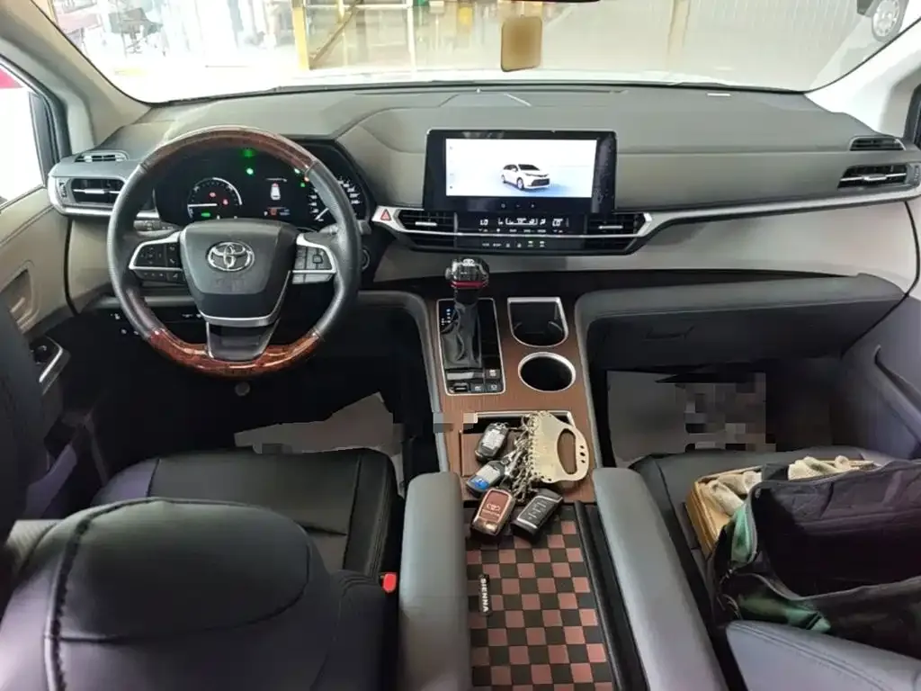 Toyota Sienna — фото 3