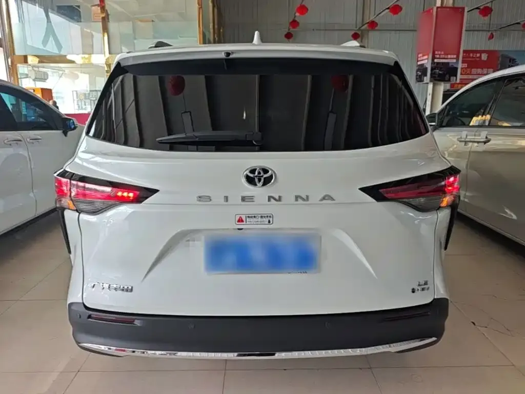 Toyota Sienna — фото 2