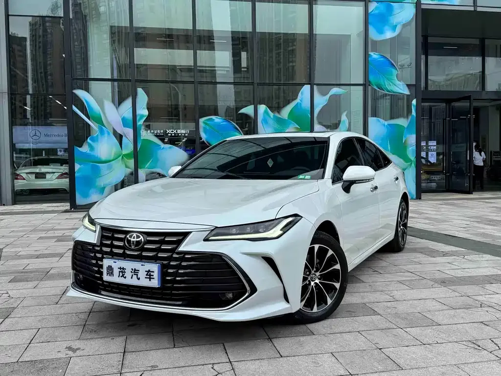 Toyota Avalon — фото 1