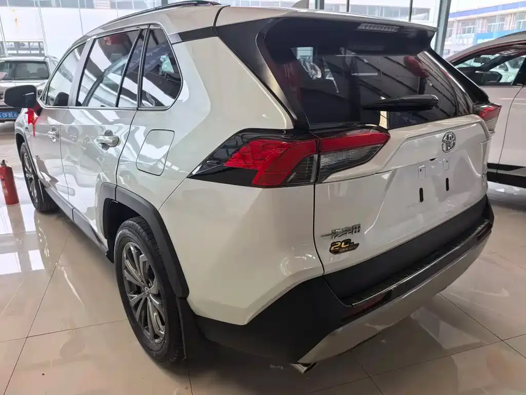 Toyota RAV4 — фото 5