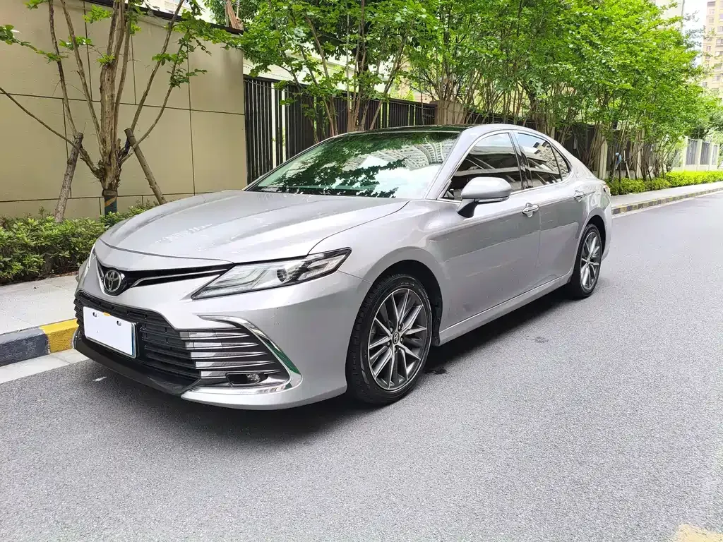 Toyota Camry — фото 1