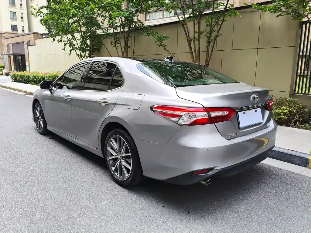Toyota Camry — фото 9