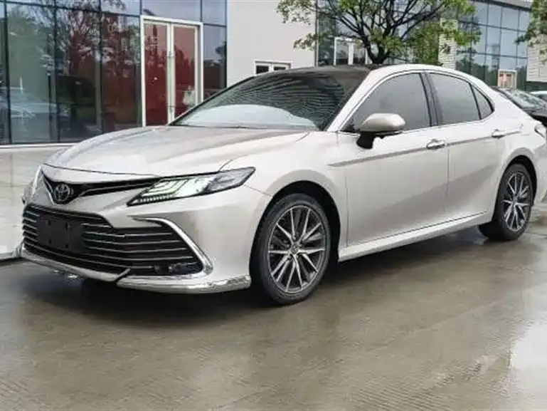 Toyota Camry — фото 1