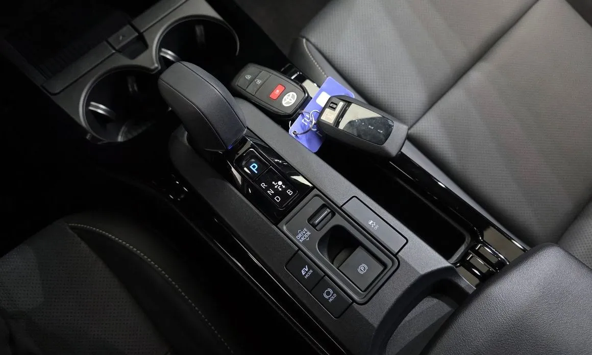 Toyota Prius 2024 из KR, фото 10