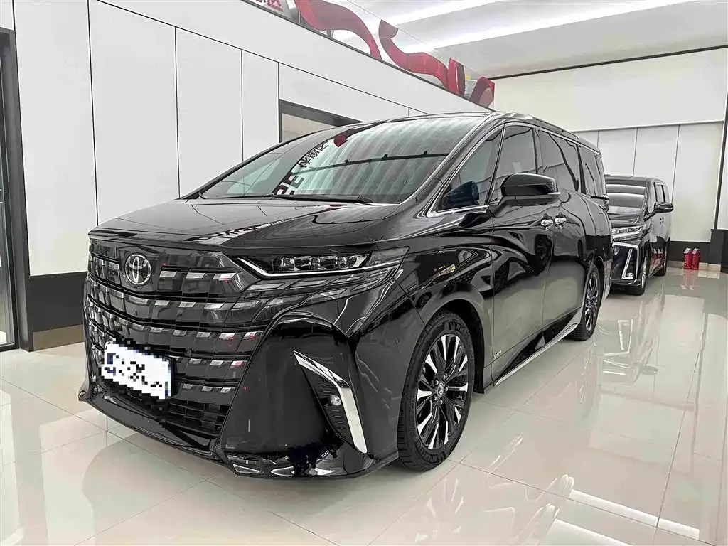 Toyota Alphard — фото 1