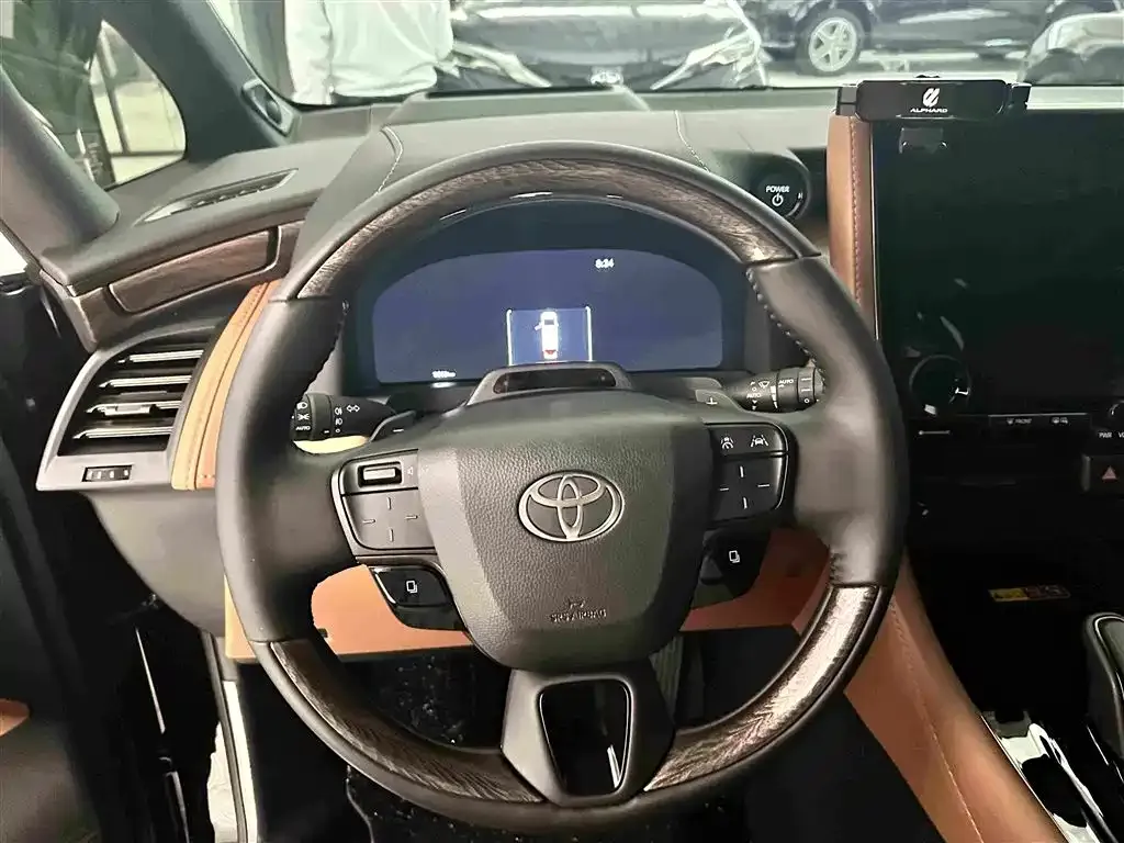 Toyota Alphard — фото 9