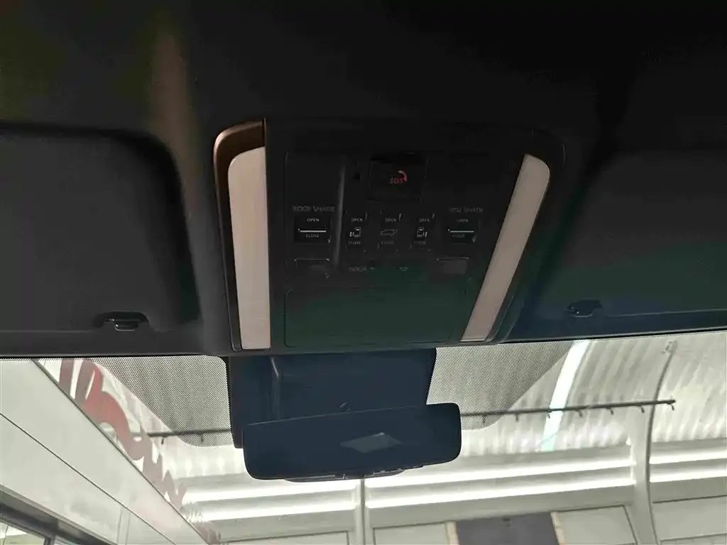 Toyota Alphard — фото 2