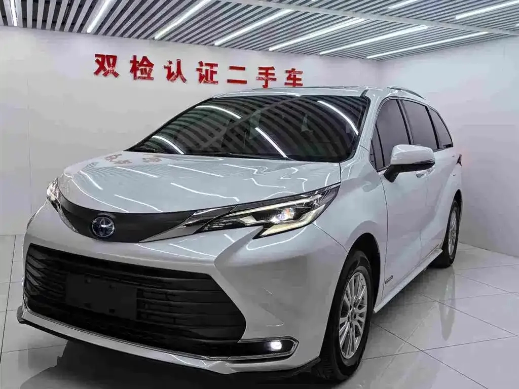Toyota Sienna — фото 1