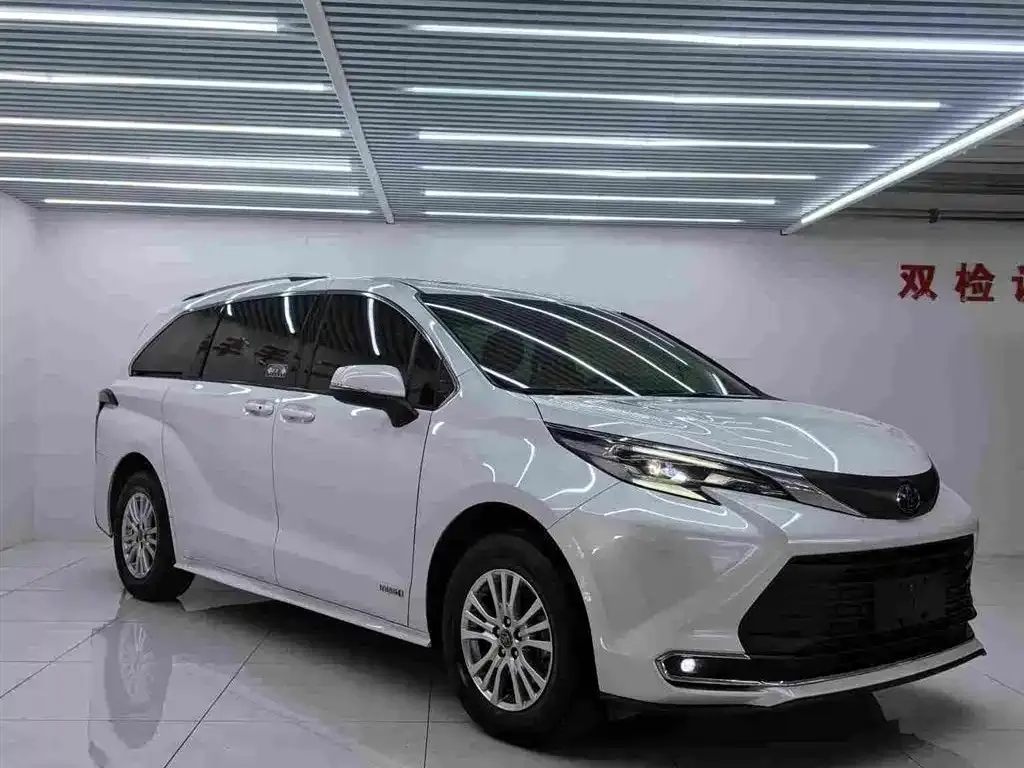 Toyota Sienna — фото 2