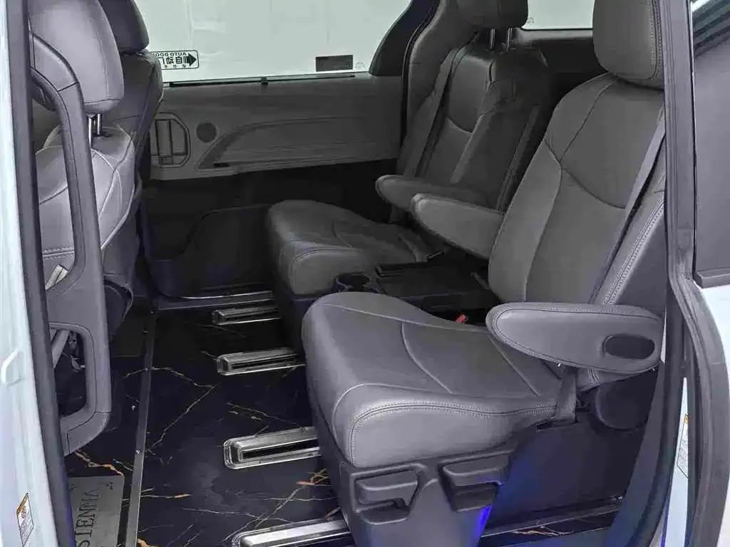Toyota Sienna — фото 6
