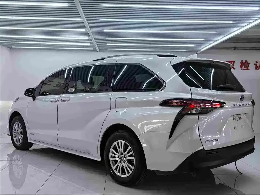 Toyota Sienna — фото 8