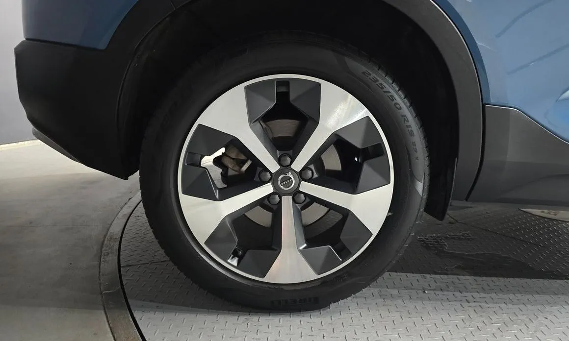 Volvo XC40 — фото 10