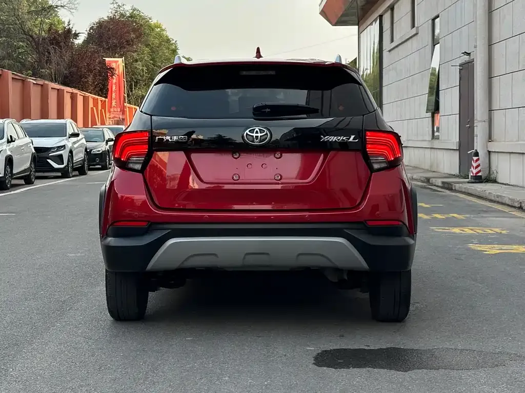 Toyota Yaris L — фото 3