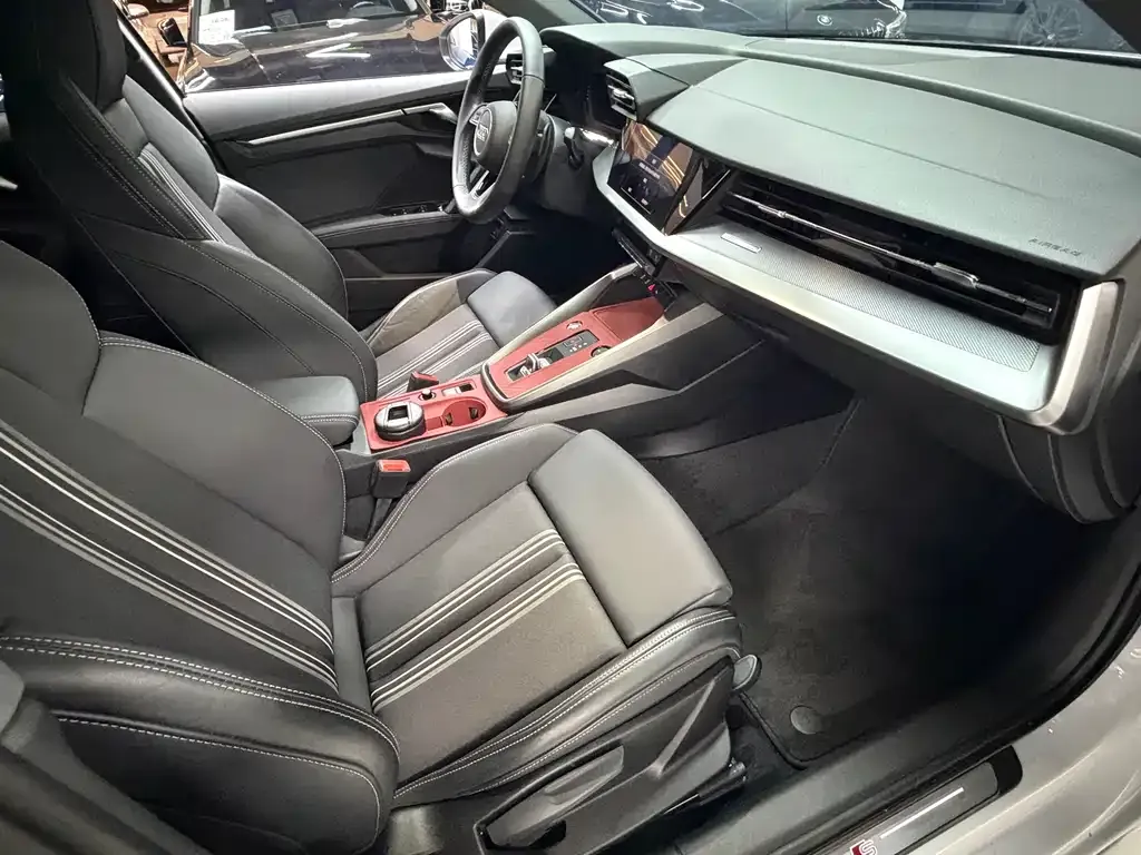 Audi A3 2023 из CN, фото 2
