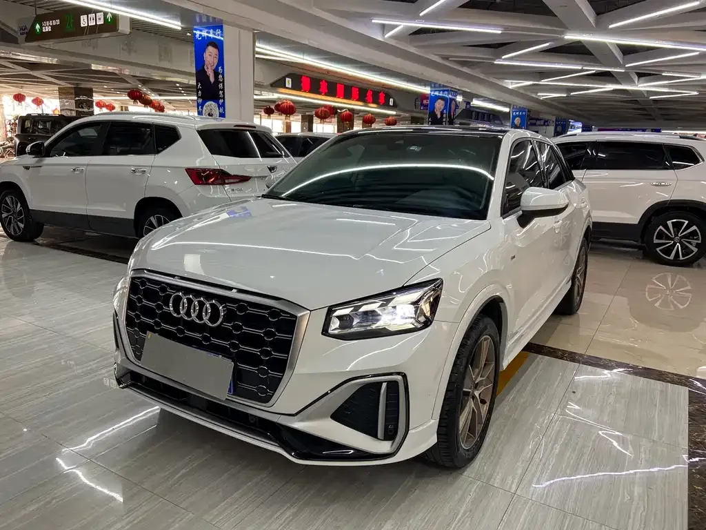 Audi Q2L — фото 1