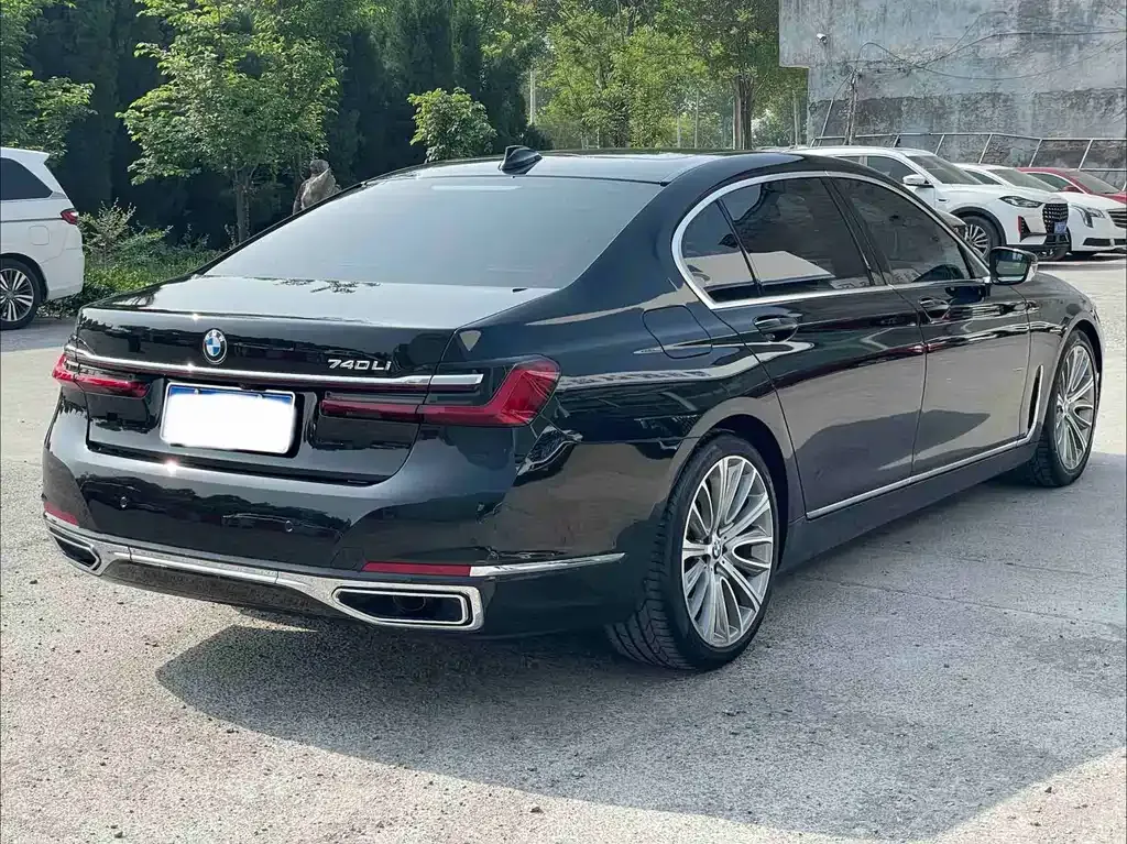 BMW 7 Series — фото 10