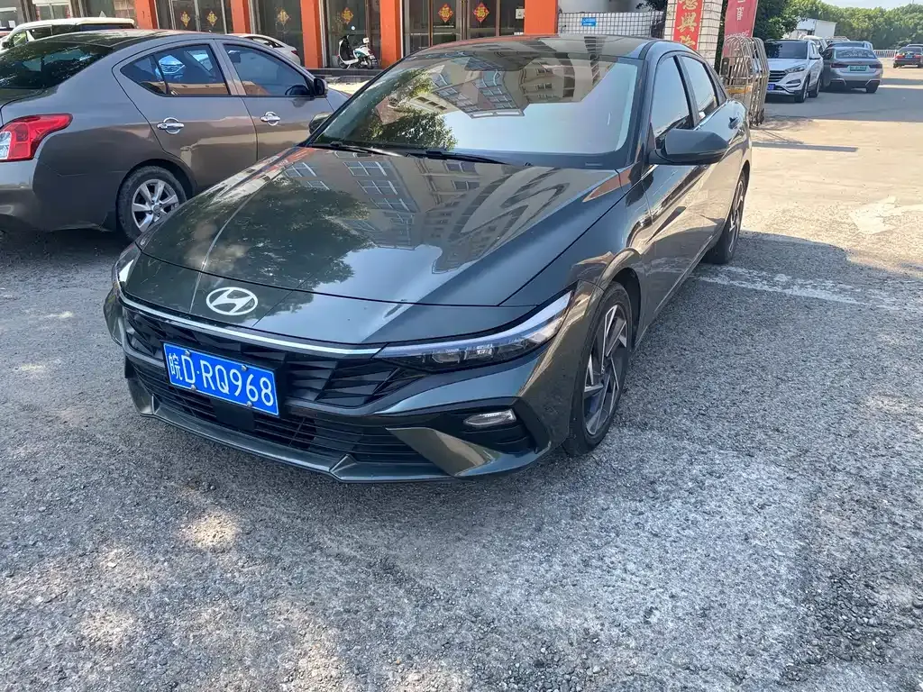 Hyundai Elantra — фото 1