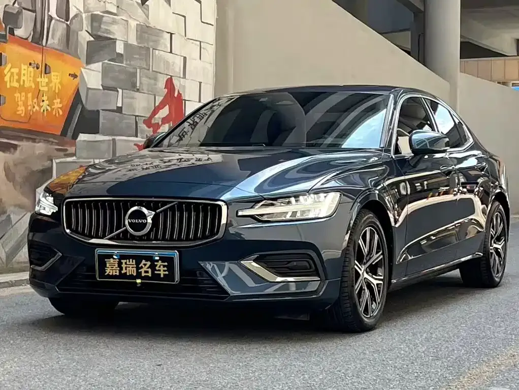 Volvo S60 — фото 1