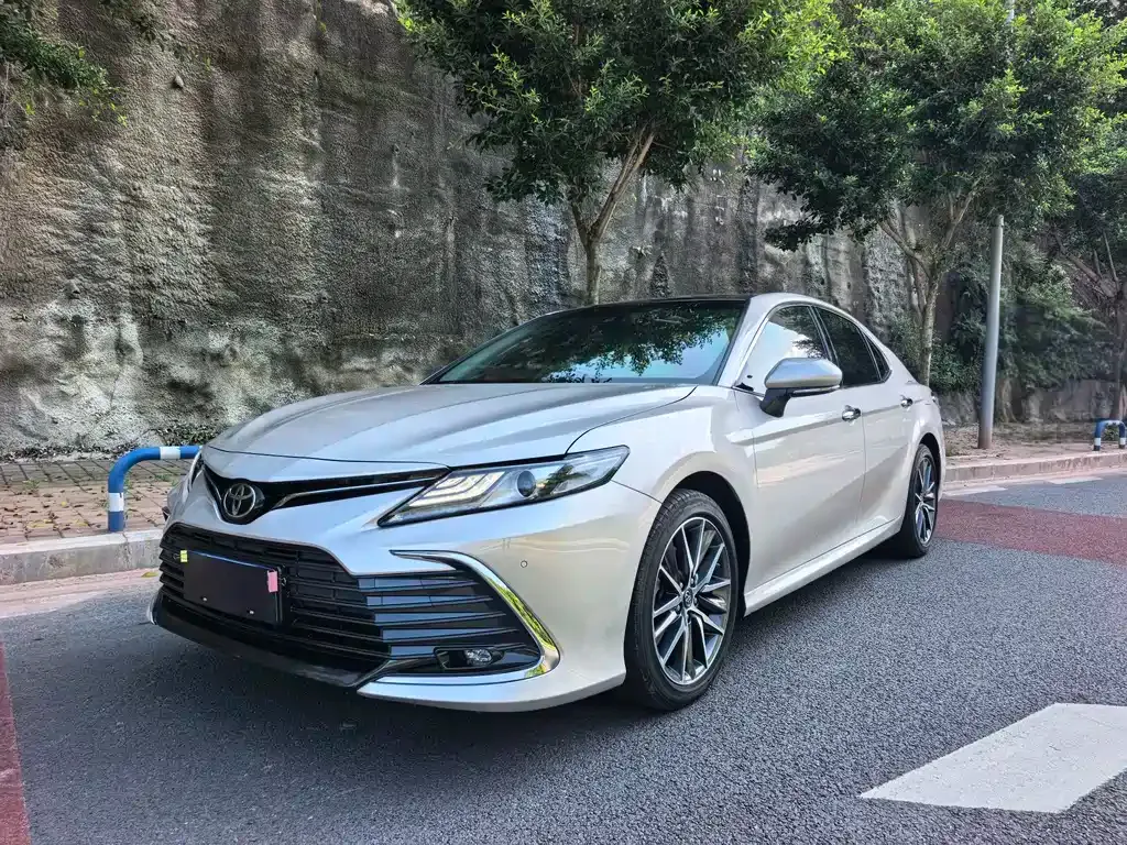 Toyota Camry — фото 1