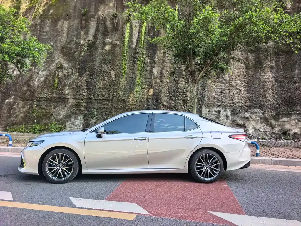 Toyota Camry — фото 7