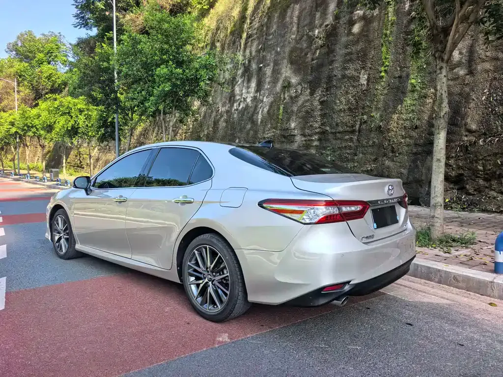 Toyota Camry — фото 10