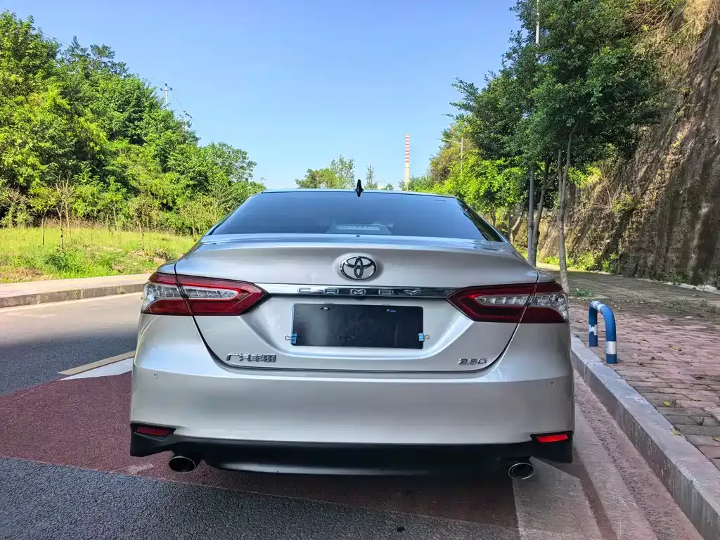 Toyota Camry — фото 3