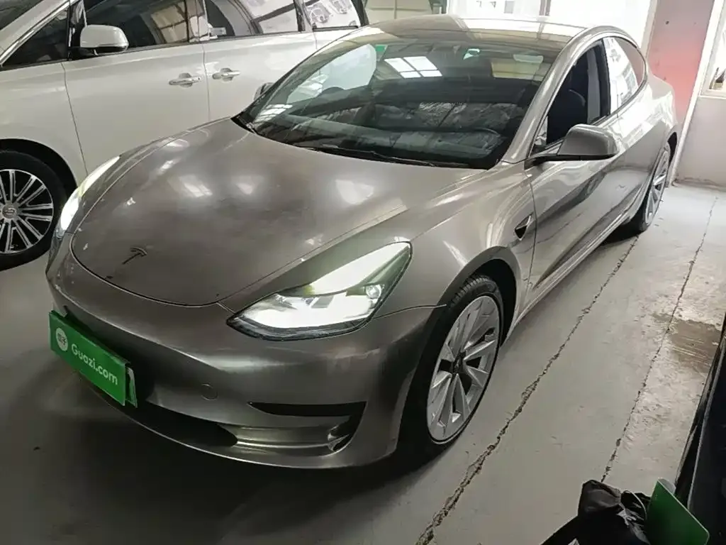 Tesla Model 3 — фото 1