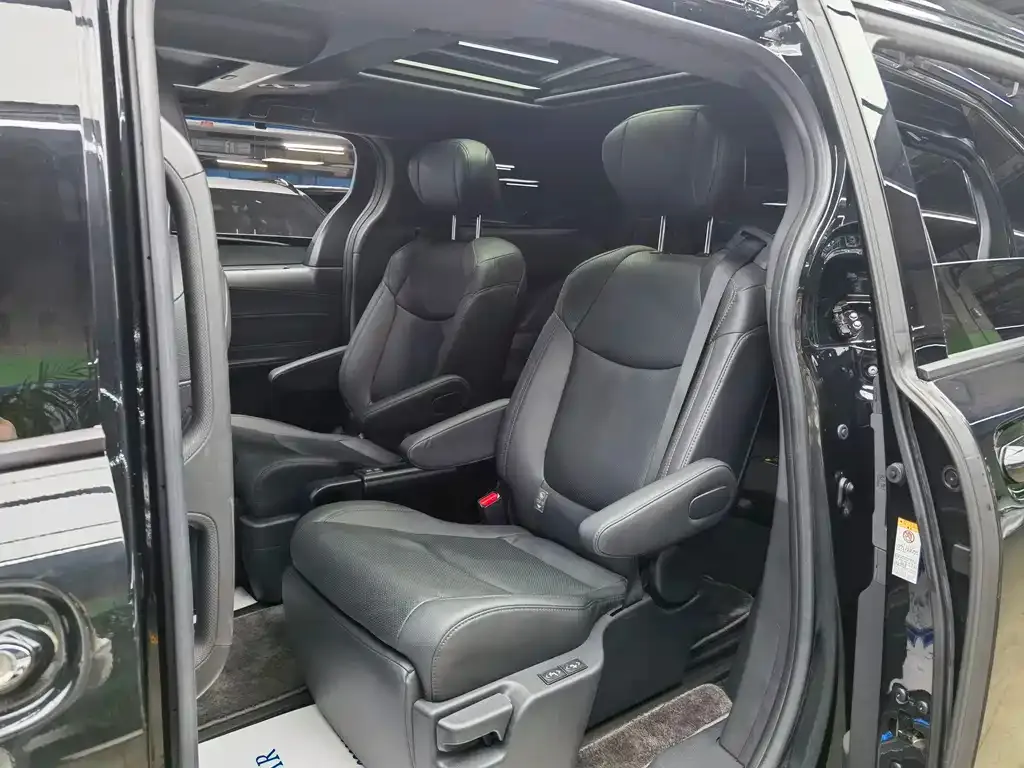 Toyota Sienna — фото 3