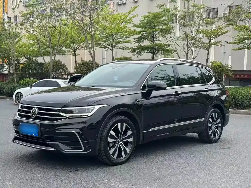 Volkswagen Tiguan L — фото 1