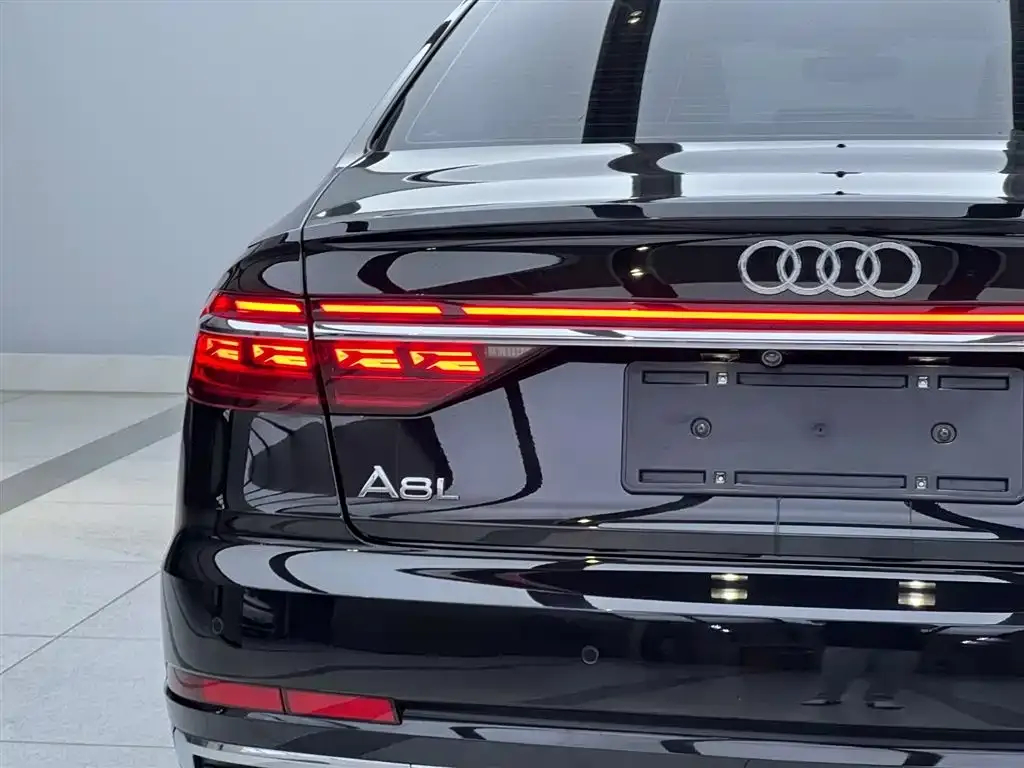 Audi A8 — фото 5