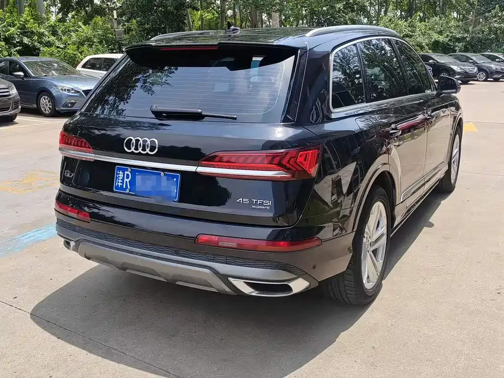 Audi Q7 — фото 9