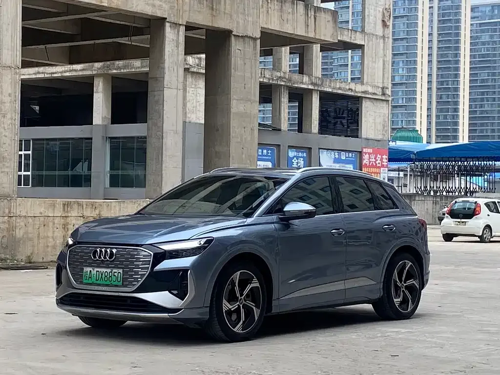 Audi Q4 e-tron — фото 1
