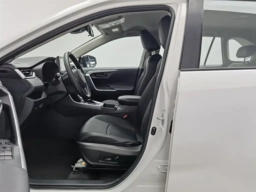 Toyota RAV4 2023 из CN, фото 3
