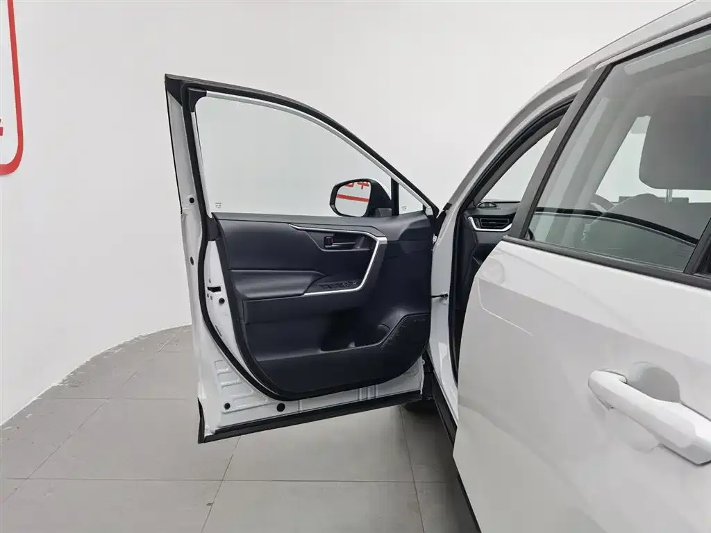 Toyota RAV4 2023 из CN, фото 4