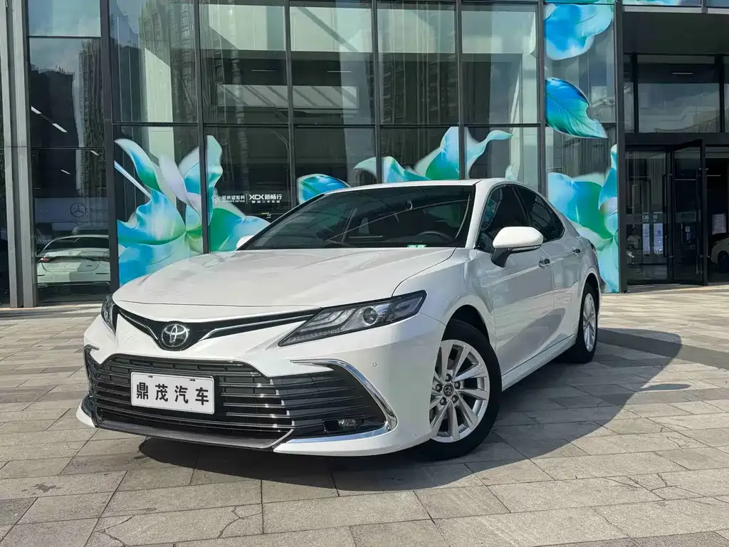Toyota Camry — фото 1