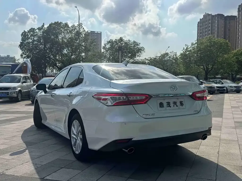 Toyota Camry — фото 5