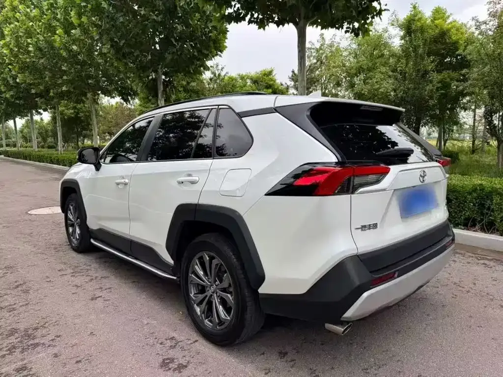 Toyota RAV4 — фото 8