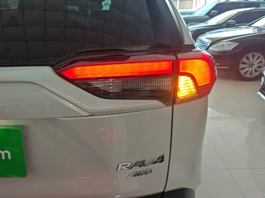 Toyota RAV4 — фото 2