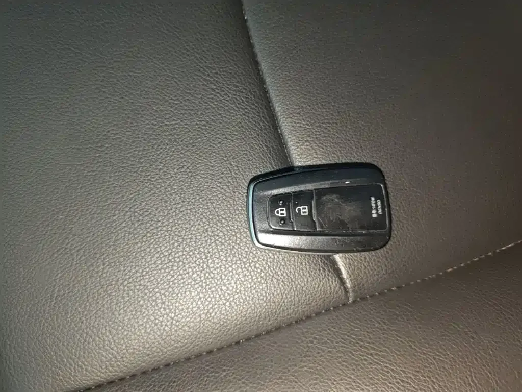 Toyota RAV4 — фото 5