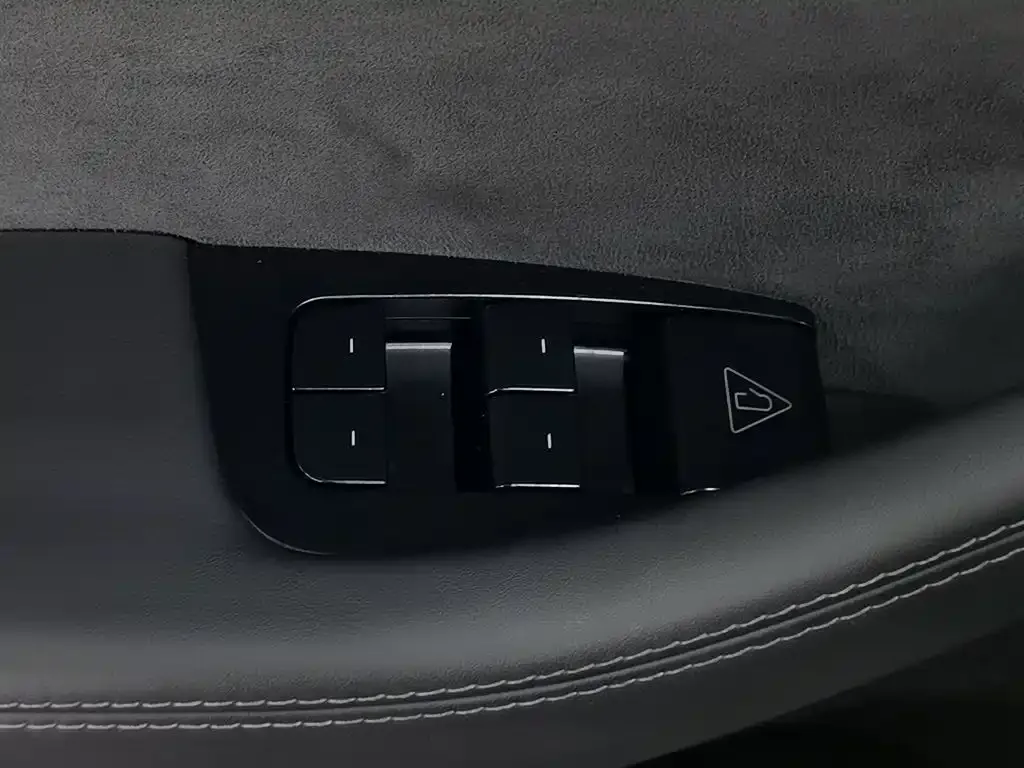 Tesla Model Y L — фото 9