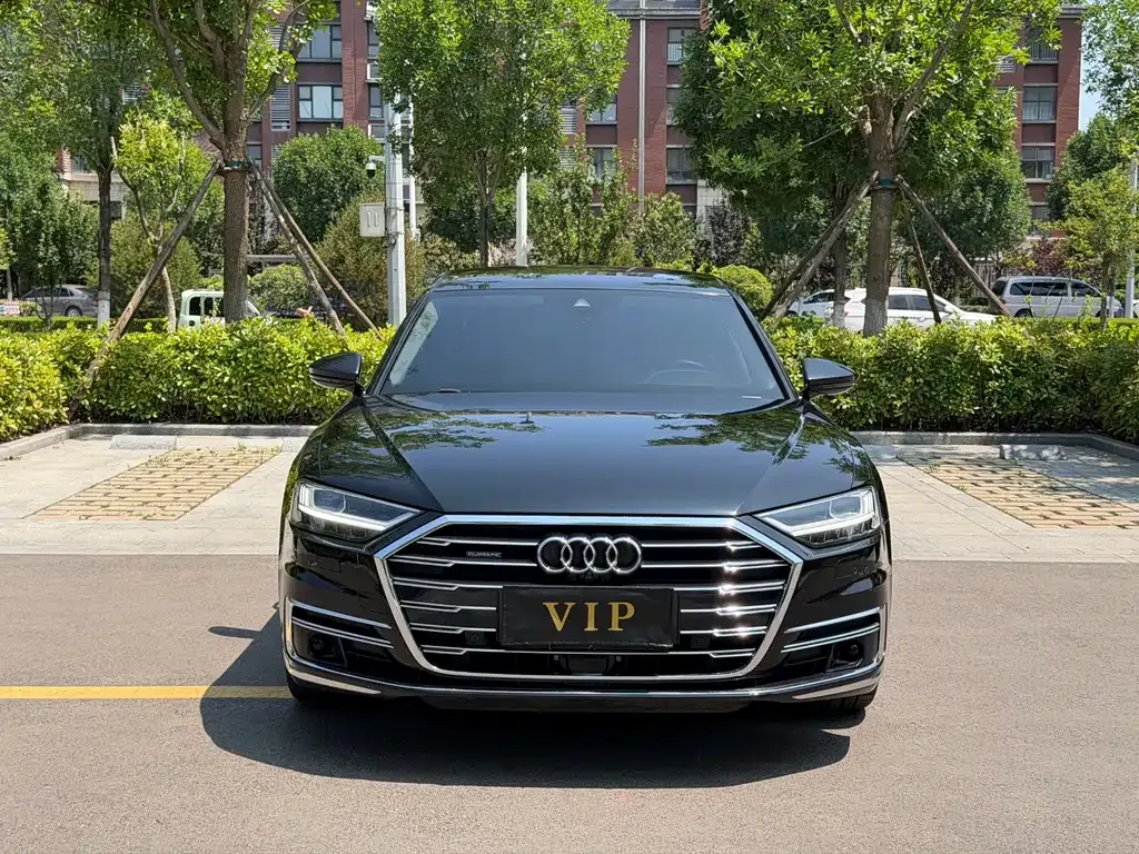 Audi A8 — фото 1