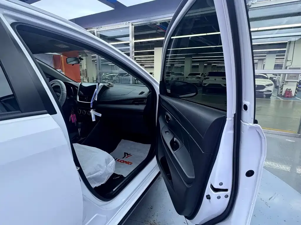 Toyota Yaris L — фото 8