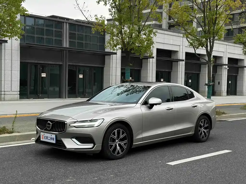 Volvo S60 — фото 1