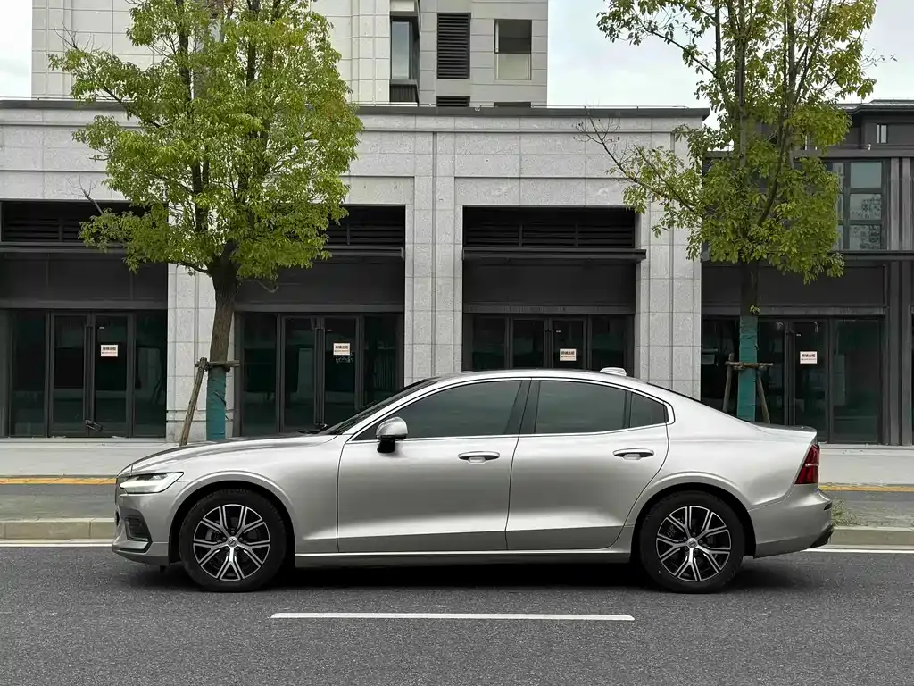 Volvo S60 — фото 10