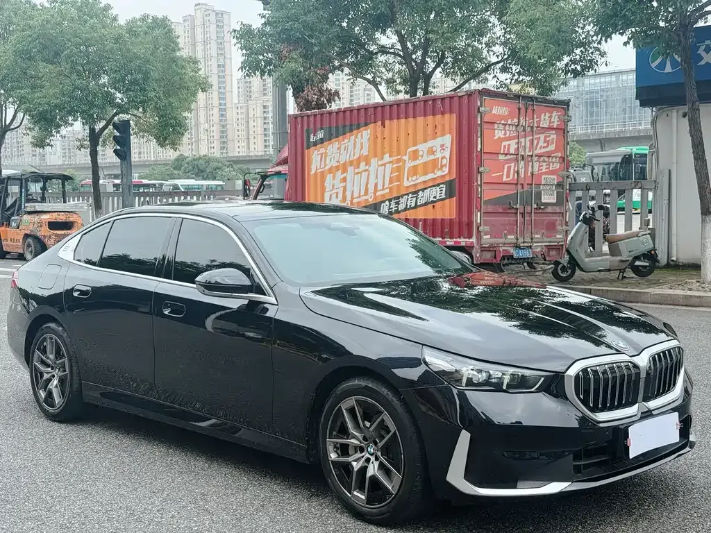 BMW 5 Series — фото 1