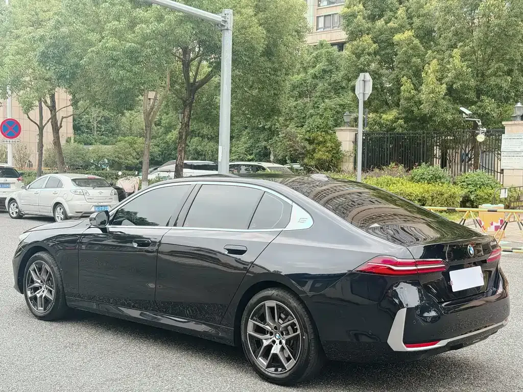 BMW 5 Series — фото 10